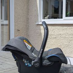 Maxi Cosi Pebble with isofix, rain cover and Bugaboo Adaptors
