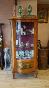 Elegant French Curved Glass Display Cabinet / Vitrine