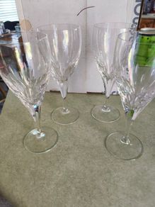 Raindrops by Galway SET OF 4  RED / White Wine, Vintage Irish Crystal 2000s TO 2009s 20.2 T. x 7.5 W. cm. in very good condition.