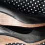Black shoes with brown wedge heel Image 4