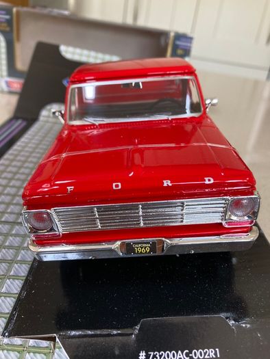 Ford F-100 Pickup Truck Year 1969 MotorMax 1/24