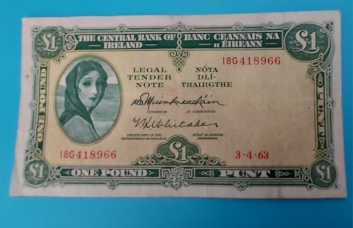 Irish 1960's 3 X Lavery One pound banknotes in Very Fine condition