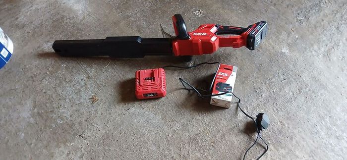 SKIL Hedge trimmer and spare battery