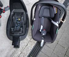Maxi-Cosi Pebble S Car Seat and Isofix base