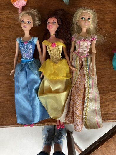 Barbies bundle, including horse