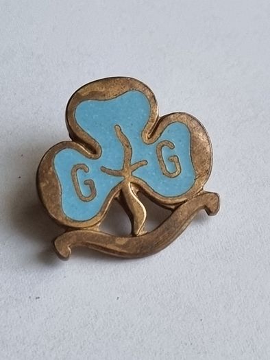 Vintage Girl Gide's Regiment badge
