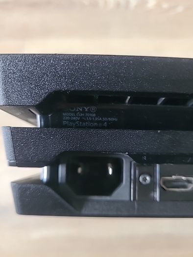 PS4 Pro 1tb + 1 Controller + Charging Dock