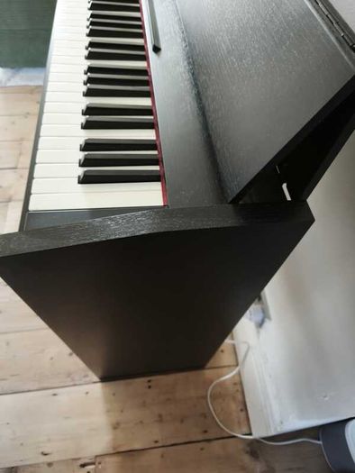 Roland F-140R Digital Piano