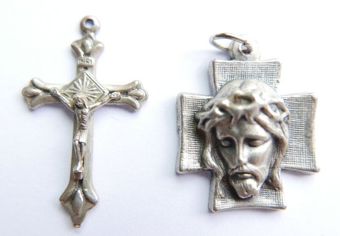 Collection of five religious crucifix and cross pendants