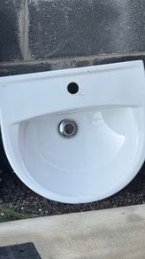pedestal Basin, like new