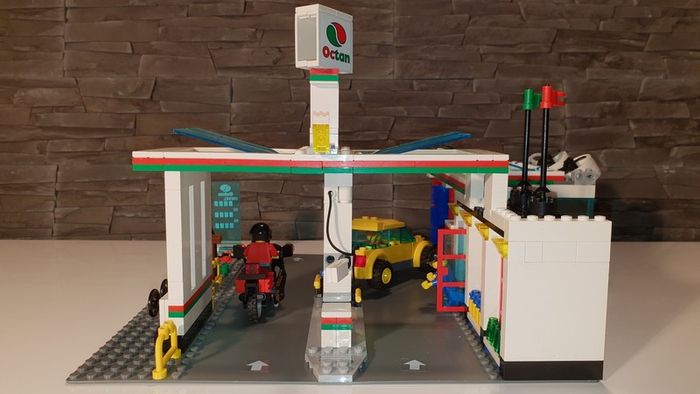 Lego City Service Station 7993 Full Set with car wash!