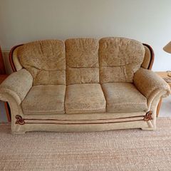 Traditional style 3-seater sofa