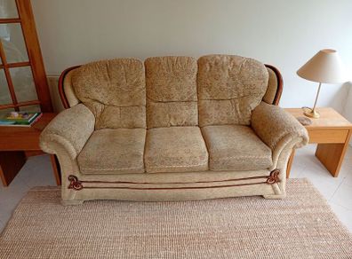 Traditional style 3-seater sofa
