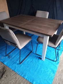 Extendable Dining table- as good as new. Ex shop display.