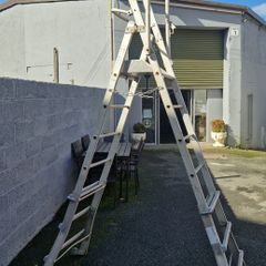 Podium platform ladder