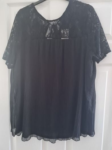 PLUS SIZE (22) Black Lace & Pleat Top. New