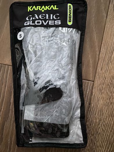 Gaelic Football Gloves Senior S Karakal BNIB
