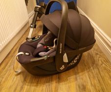 Maxi Cosi pebble 360 car seat and familyfix 360 base