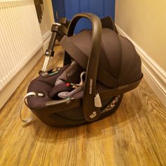 Maxi Cosi pebble 360 car seat and familyfix 360 base