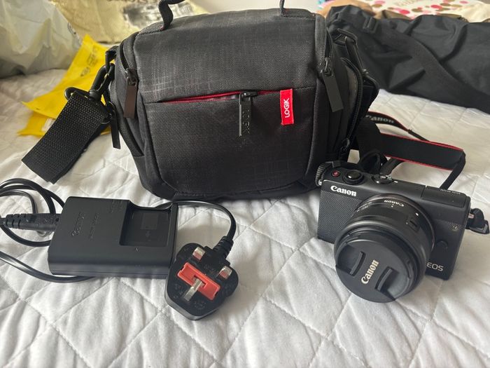 Canon Eos M100, bag and tripod