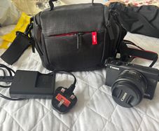 Canon Eos M100, bag and tripod
