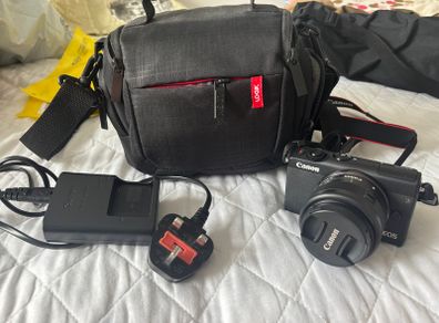 Canon Eos M100, bag and tripod