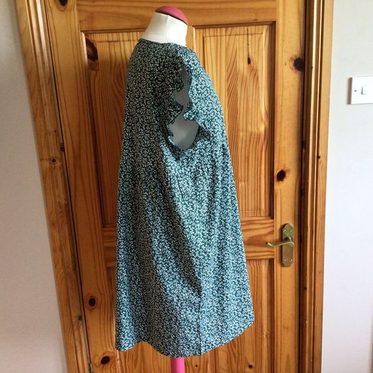 Green and White ditzy floral knee length lightweight dress XL 16/18 postage included