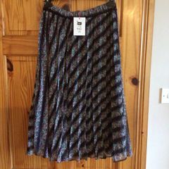 BNWTS Savida Black ditzy floral pleated midi Skirt size S 8/10 includes postage