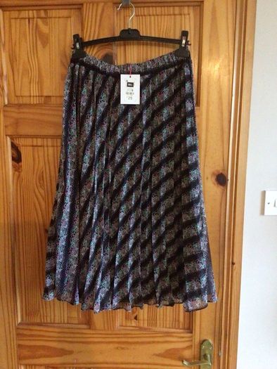 BNWTS Savida Black ditzy floral pleated midi Skirt size S 8/10 includes postage