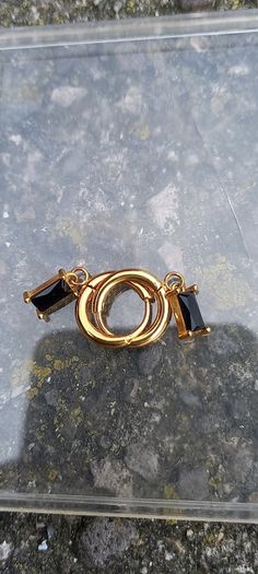 Vintage jewelry is sold individually for 5 to 10 euros