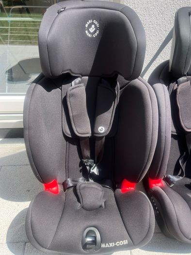 2 maxi cosi Titan car seats