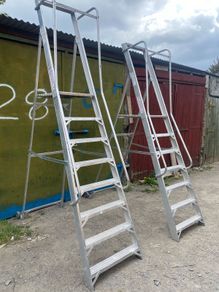 Podium platform ladder