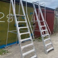 Podium platform ladder