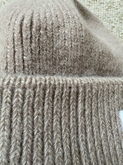Ganni hat /