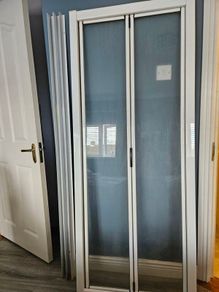 800 bifold shower door