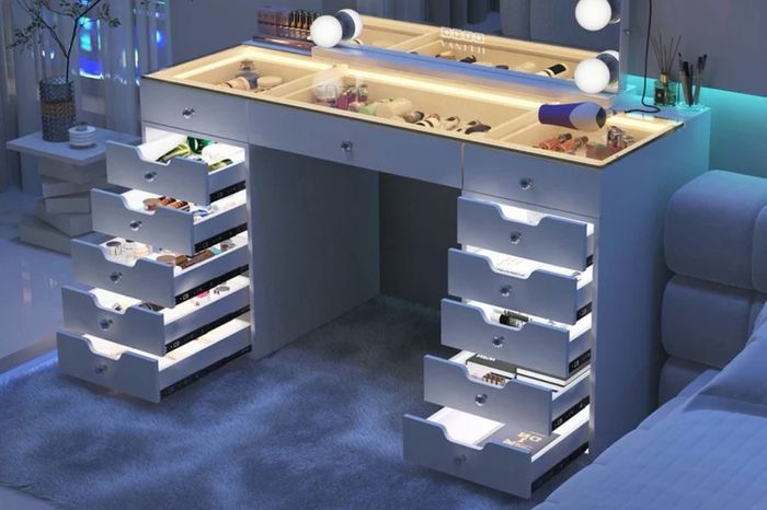hollywood make up table