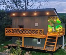 The ultimate luxury cat house / outdoor catio.
