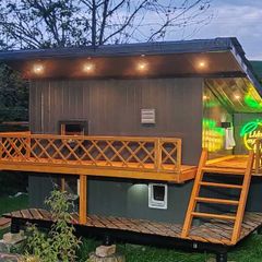 The ultimate luxury cat house / outdoor catio.