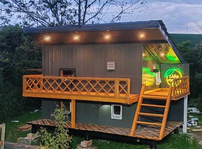 The ultimate luxury cat house / outdoor catio.