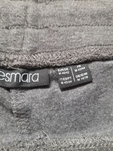 2 pairs of ladies 3/4 lenght shorts