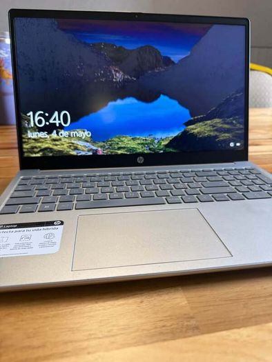 HP Laptop 15" | Ryzen 7 (8 Cores) | 16GB RAM | Spanish Layout