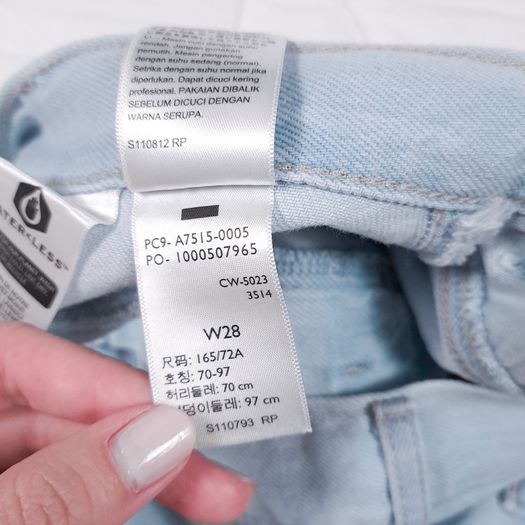 Levi's Light Wash Blue Denim Pleated Featherweight Mini Skirt 12UK/40EU