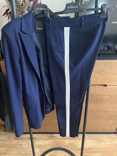 Pinko navy suit