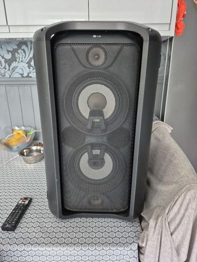 LG rk7 XBoom 550 watt Speaker and projector