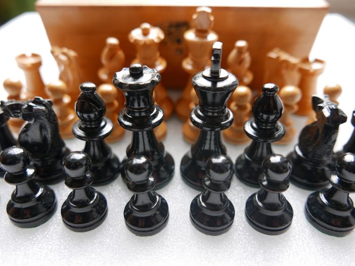 Antique  Chess Set 1930s-40s European Hand Carved Boxwood Complete 32 Pieces