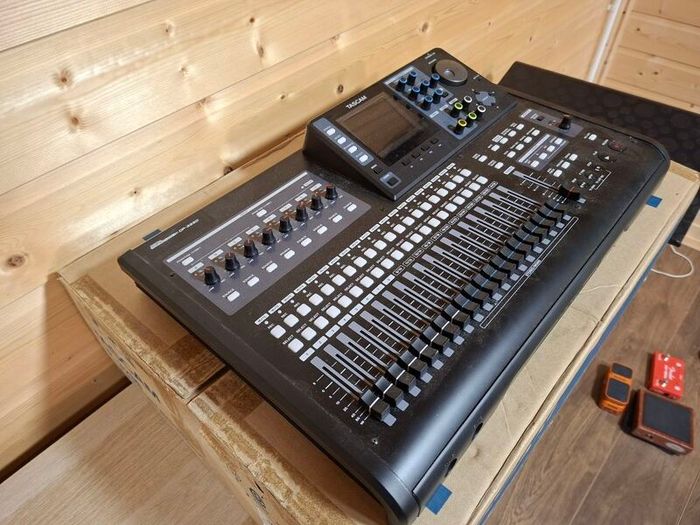 Tascam DP-32SD 32-Track Digital Portastudio