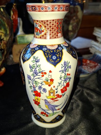 Vintage Chinese Imari Style Hand-Painted Porcelain Vase - Qianlong Mark / PROC Era