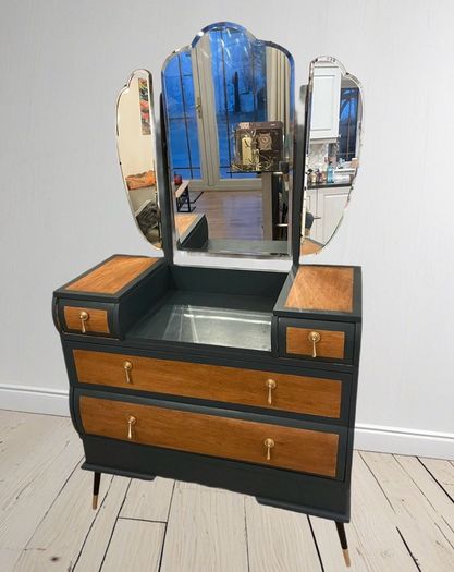 A Striking, Bespoke Bathroom Vanity