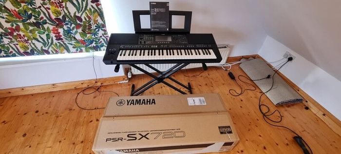 Yamaha PSR-SX720 Keyboard  Like New