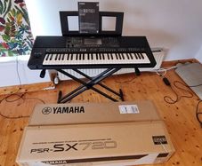 Yamaha PSR-SX720 Keyboard  Like New